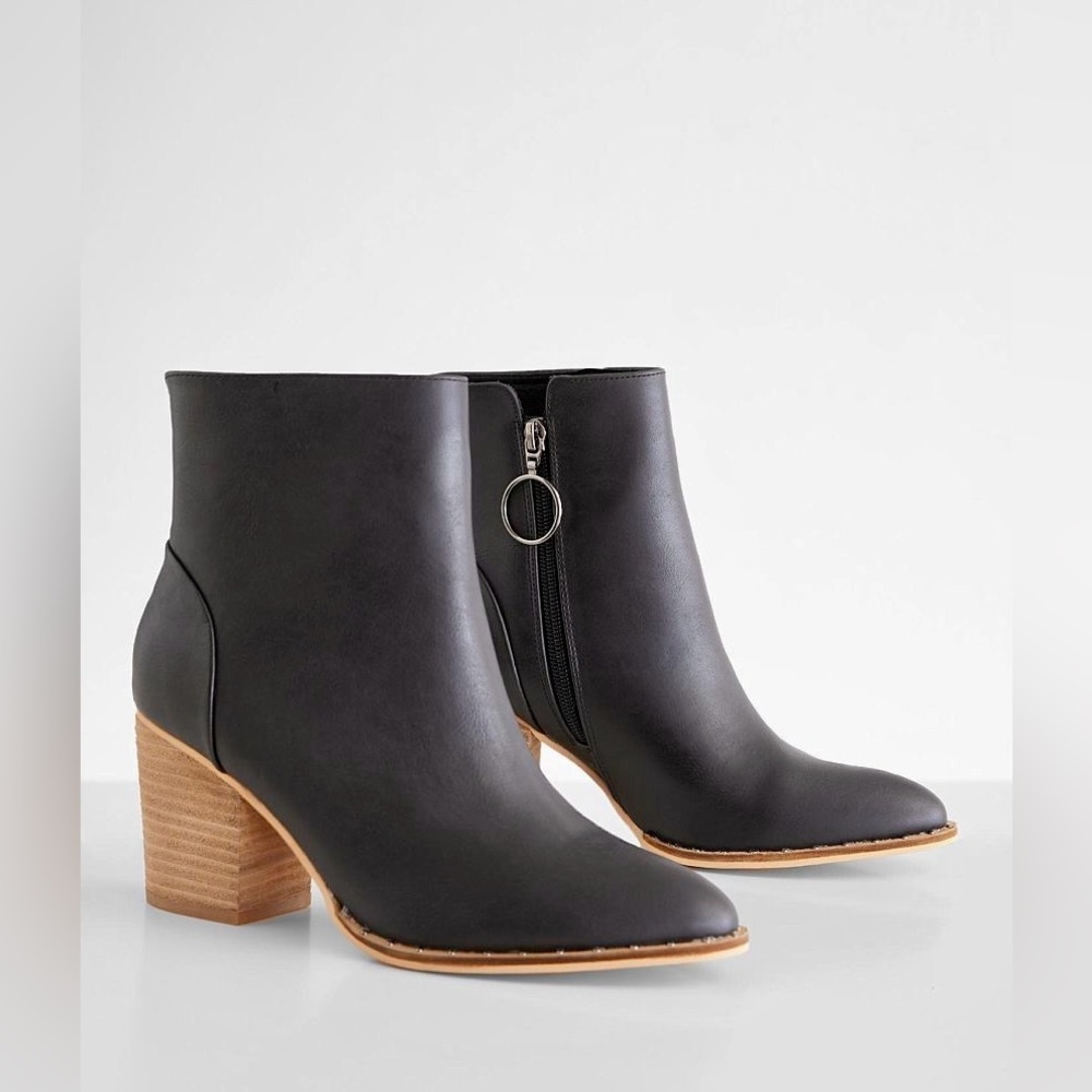 Beast Fashion Wesley Studded Ankle boot Sz. 8 *~SHIP FREE~*